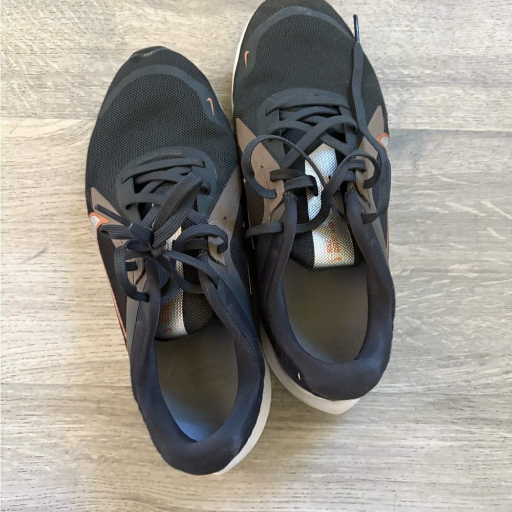 Nike Women's Black and Copper/Orange Athletic Sneakers